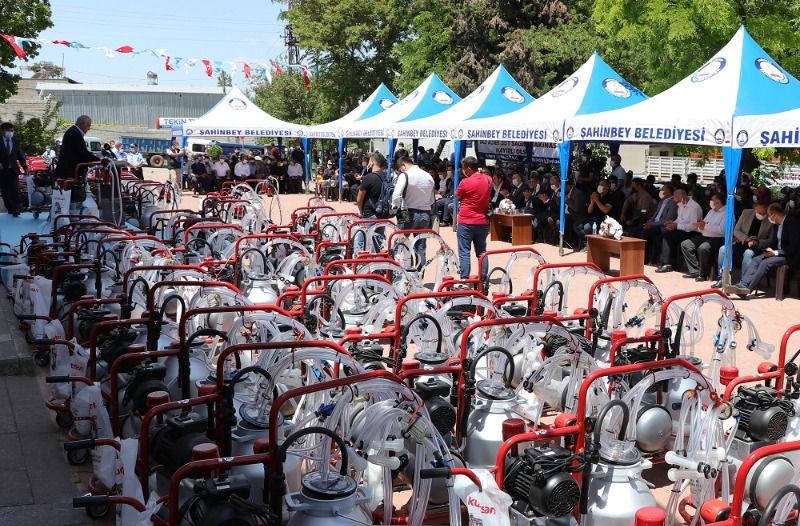 242 Adet Süt Sağım Makinesi Gaziantep'te Üreticilere Dağıtıldı